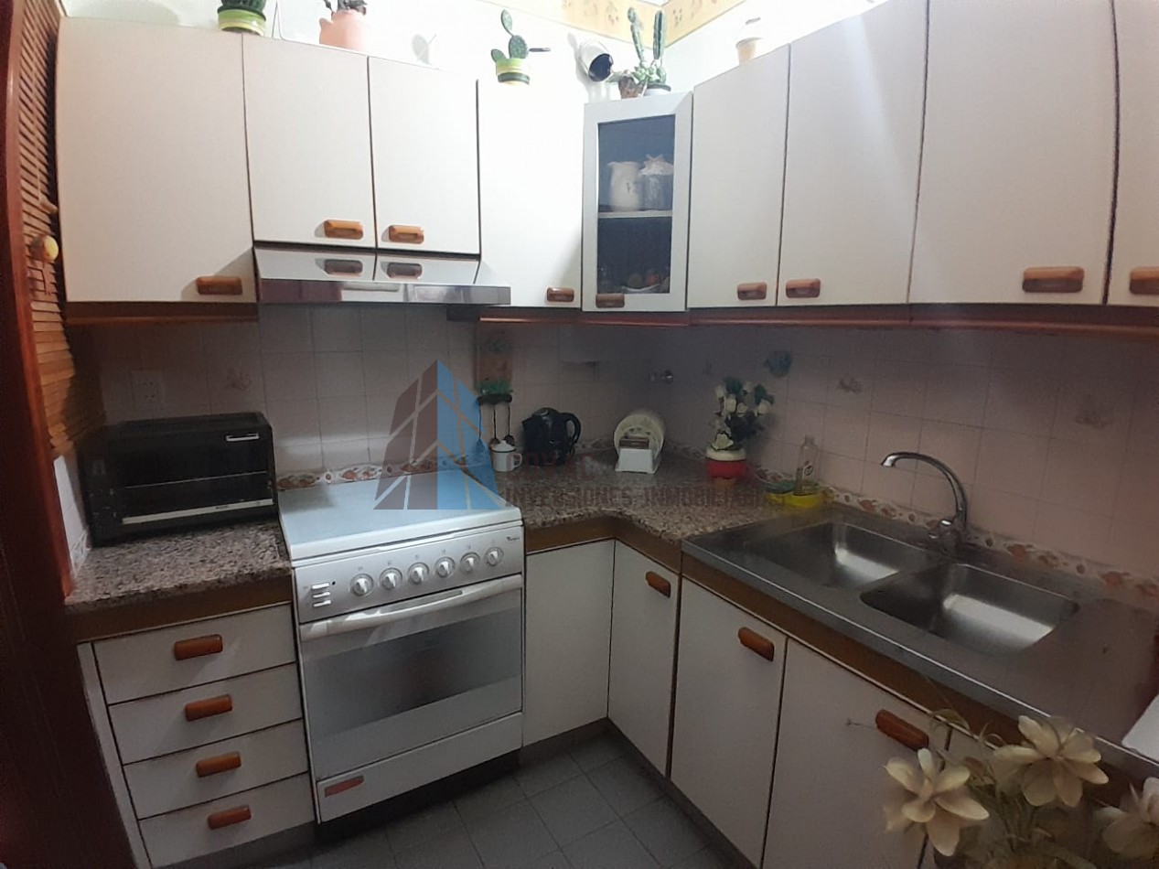 Oportunidad en Venta Ecuador 2500 - Casa de 2 Plantas con Entrada Independiente y Cochera