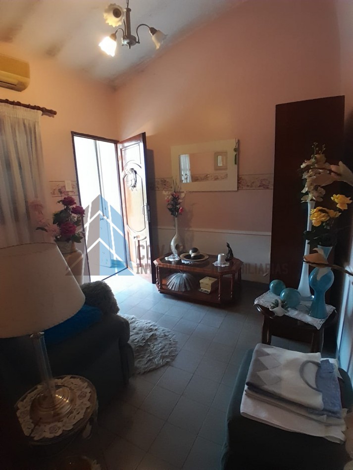 Oportunidad en Venta Ecuador 2500 - Casa de 2 Plantas con Entrada Independiente y Cochera