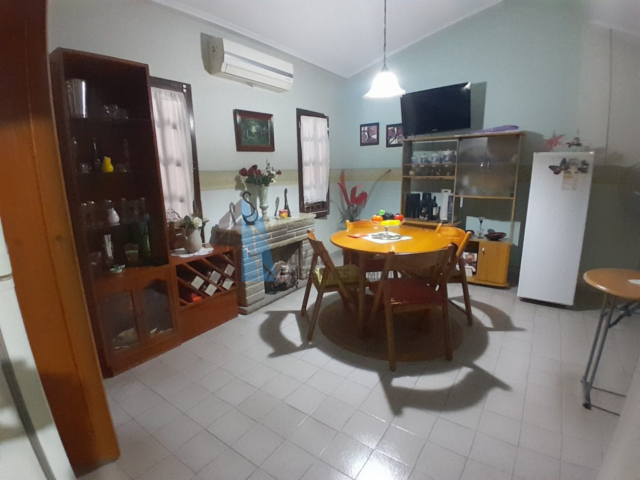 Oportunidad en Venta Ecuador 2500 - Casa de 2 Plantas con Entrada Independiente y Cochera